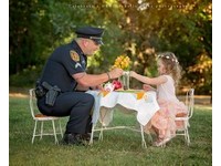 最溫暖一幕！謝謝警察叔叔救命　2歲女娃請他喝下午茶