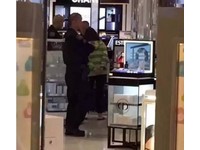 班機延1小時!陸大媽洛杉磯免稅店發飆 掌摑店員被關押