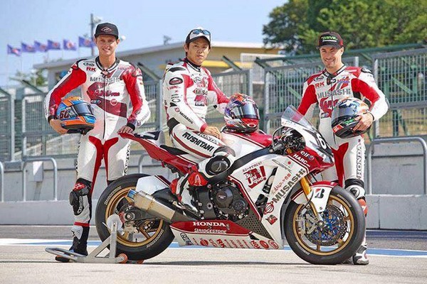 前motogp世界冠军,现役wsbk车手nicky hayden(图右)今年加入honda