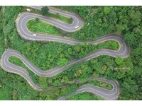 台灣最美公路！嘉義梅山空拍畫面　像蛇般纏繞在山頭