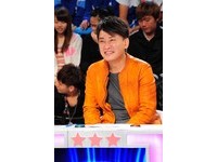 王識賢控看護殘忍踹半癱岳父　對方竟撇「加強復健」