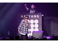 直擊／《RM》Gary超親民　「一起玩吧」衝下台給粉絲摸