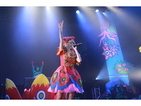 直擊／卡莉怪妞套花瓣裙俏皮開唱！　用中文介紹超有心