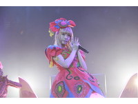 卡莉怪妞穿台粉送的衣服安可！　台上收禮甜笑：謝謝～