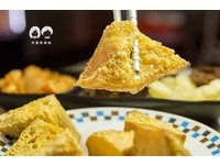 散發獨特清香！高雄現炸「紅茶臭豆腐」外酥內軟會噴汁