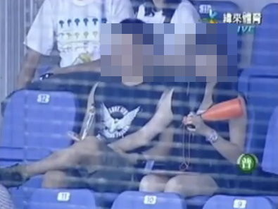 意思「球场妹」手摇并用手放球手男伴来回晃板双手什么大腿图片