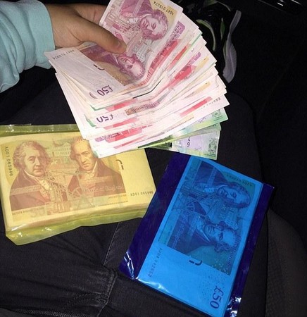 英22岁毒贩女手握一叠钞票炫富:我合法赚的,少管闲事
