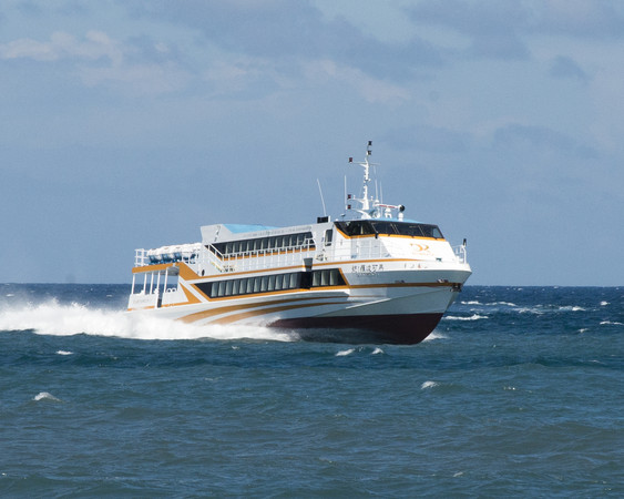 小三通金廈航線新造客船-馬可波羅1號於蘇澳外海下水測試。（圖／航港局提供）