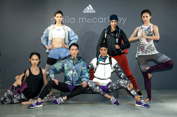 名模林又立(右三)领军众模特儿,演绎adidas by stella mccartney