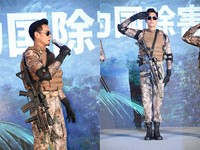 彭于晏穿軍裝、戴墨鏡拿槍帥炸！竟自爆最愛被他「虐」