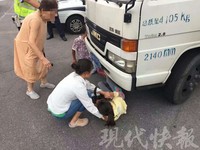 傻眼！南京夫婦拒收200元紅單　把10歲女兒塞貨車底