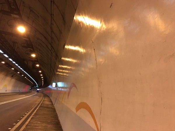 雪山隧道通车十年,隧道墙面惊现裂缝(图/高公局提供)