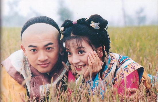 蘇有朋在還珠格格裡飾演五阿哥,兩人模樣略顯羞澀。(圖/取自官網)