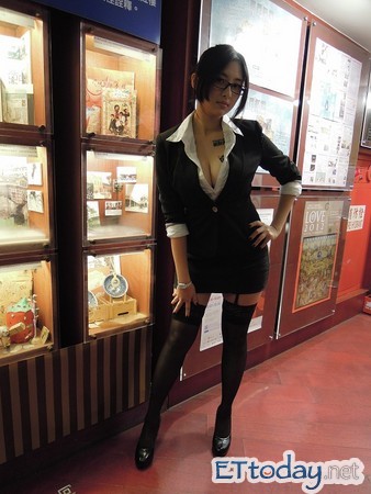 【照片】g奶电玩小资女逼退名模展现绝对好武