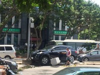 轎車撞斷測速照相機 網友卻大讚:感謝您為民除害