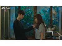 雷／《W》李鍾碩變身小色魔　調戲韓孝周：裡面有穿？