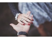 勾小指、十指緊扣？　「9種牽手方式」一眼識破情侶感情