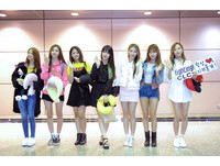 韓女團CLC抵機場跟歌迷聊天！　一路親切揮手露甜笑