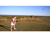 影／澳8歲女童打高爾夫一桿擊中空拍機　網友：太神了