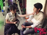 《惡吻》殺青啦！李玉璽、吳心緹「共擠一張椅子」甜爆