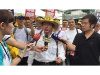 千人淋雨抗議主席聽不見 李來希暴怒離席