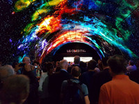 超酷炫！IFA直擊LG OLED電視隧道與三星量子點電視花牆