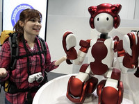 東京羽田機場進駐人形EMIEW3機器人　接待旅客好貼心