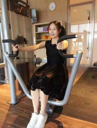 陆正妹保镳「 舒心 」私照曝光! 空灵系甜笑让网