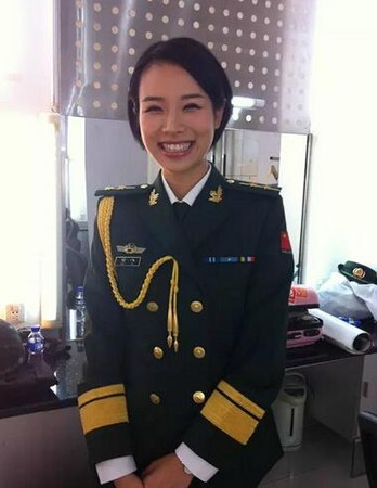 陆正妹保镳「 舒心 」私照曝光! 空灵系甜笑让网