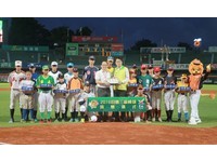 統一獅回饋台南三級棒球　捐贈台南市政府球具器材