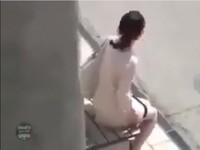 女在長椅上脫內褲　下一秒竟直接大便…