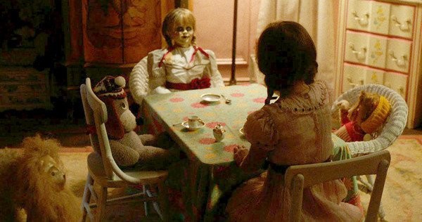 《安娜贝尔2》完整预告出炉 揭密鬼娃娃「出生过程」!
