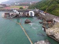 颱風擱淺..西子灣漏油汙染今清除　漁船預定周四拖離