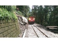 梅姬颱風侵襲落石過多！阿里山森鐵續停駛2天