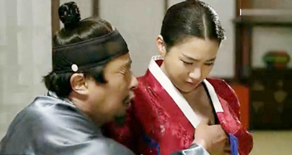 大叔伸手钻衣猥亵摸<em>女乳</em>! 韩剧《田禹治》遭批