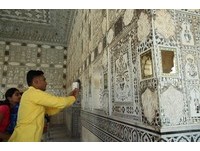 印度「鏡廳」靠無數玻璃反射　一支蠟燭點亮整個宮殿