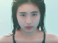 泳裝少女嬌喊「餵我」廣告挨譙下架！　少女爆紅被起底