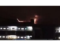 快訊／東吳大學宿舍頂樓爆炸！風雨夾雜火光　鐵皮掛空中