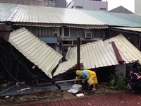 住戶鐵皮屋倒塌受困屋內　員警前往清理解救