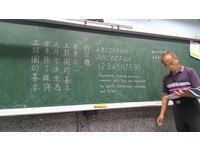 老師在黑板上寫出超整齊「工程字」　網驚：根本是印的