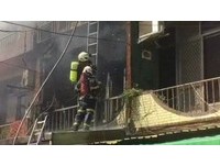 消防員抱她爬下樓！大園民宅火警　20歲女無生命跡象