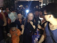快訊／台南世華廣場大樓竄火！疏散百人、受困女牽孩摀鼻逃