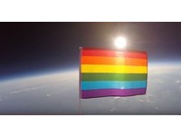 「抬頭看，你們不孤單」首面彩虹旗送上太空　宣揚LGBT理念