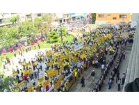 600警力人牆排開　2千台化員工抗議彰化縣府爆推擠