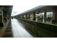 花蓮站鐵軌慘淹沒成「威尼斯」　網：知道暴雨為啥停班課了