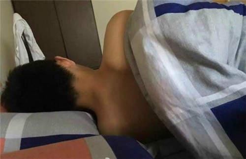 有女网友甚至po出了杨某睡觉的背影.