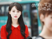 鄭爽暴瘦穿超短熱褲！滑手機被驚呼「大腿手臂一樣細」