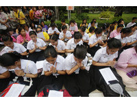 傳泰國將有「重大消息」宣布　數百民眾齊聚為泰王祈福