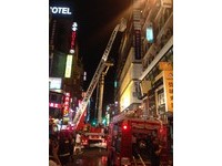 快訊／萬華成都路上大樓起火　40多名消防員搶救中