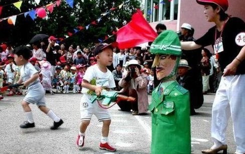 金正日鼓吹「先军思想」 北韩孩子的玩具是战
